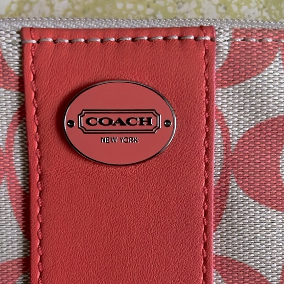 Coach Authentic Signature Vintage Wristlet - Picture 3 of 6